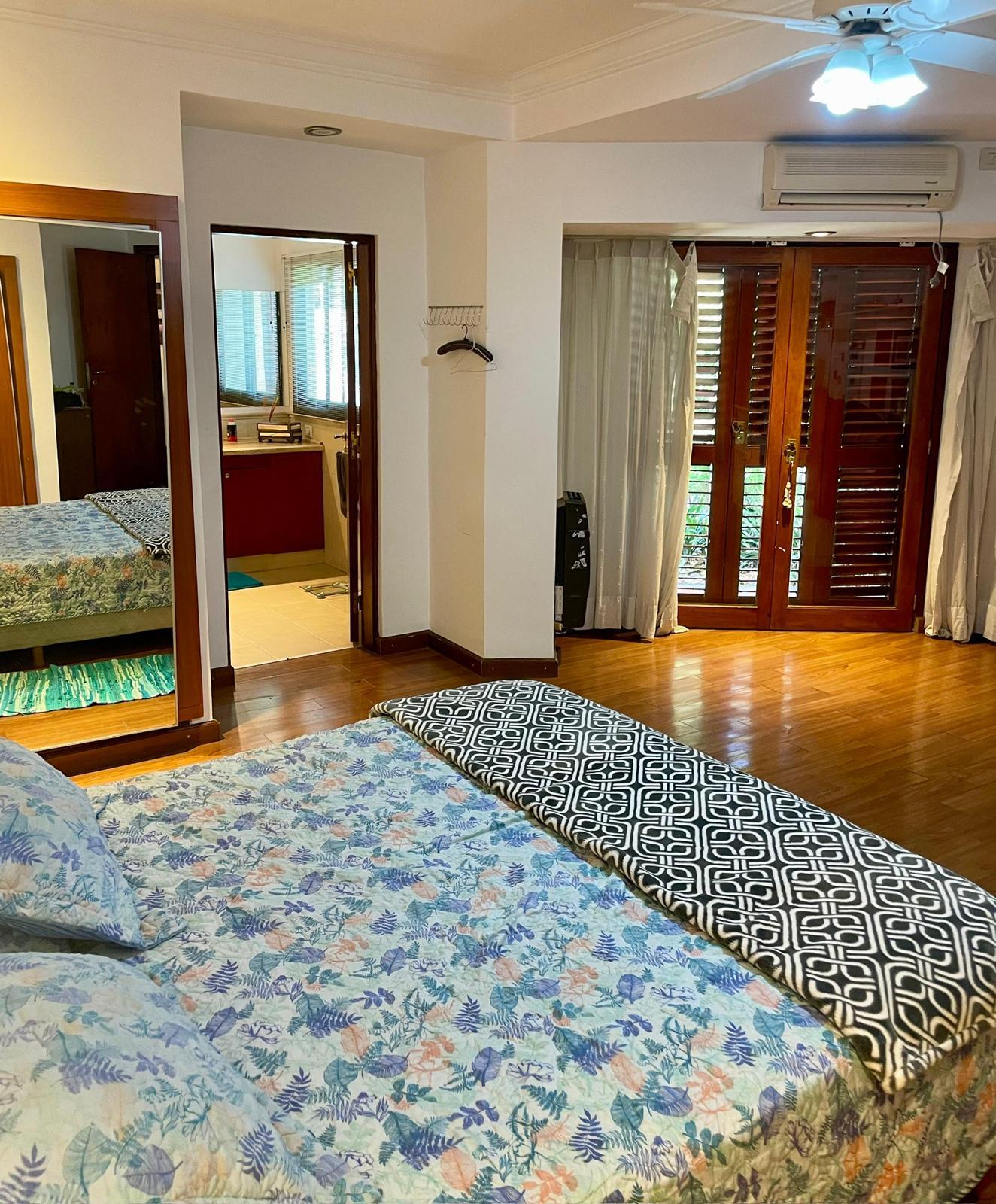 Dormitorio en suite con balcón