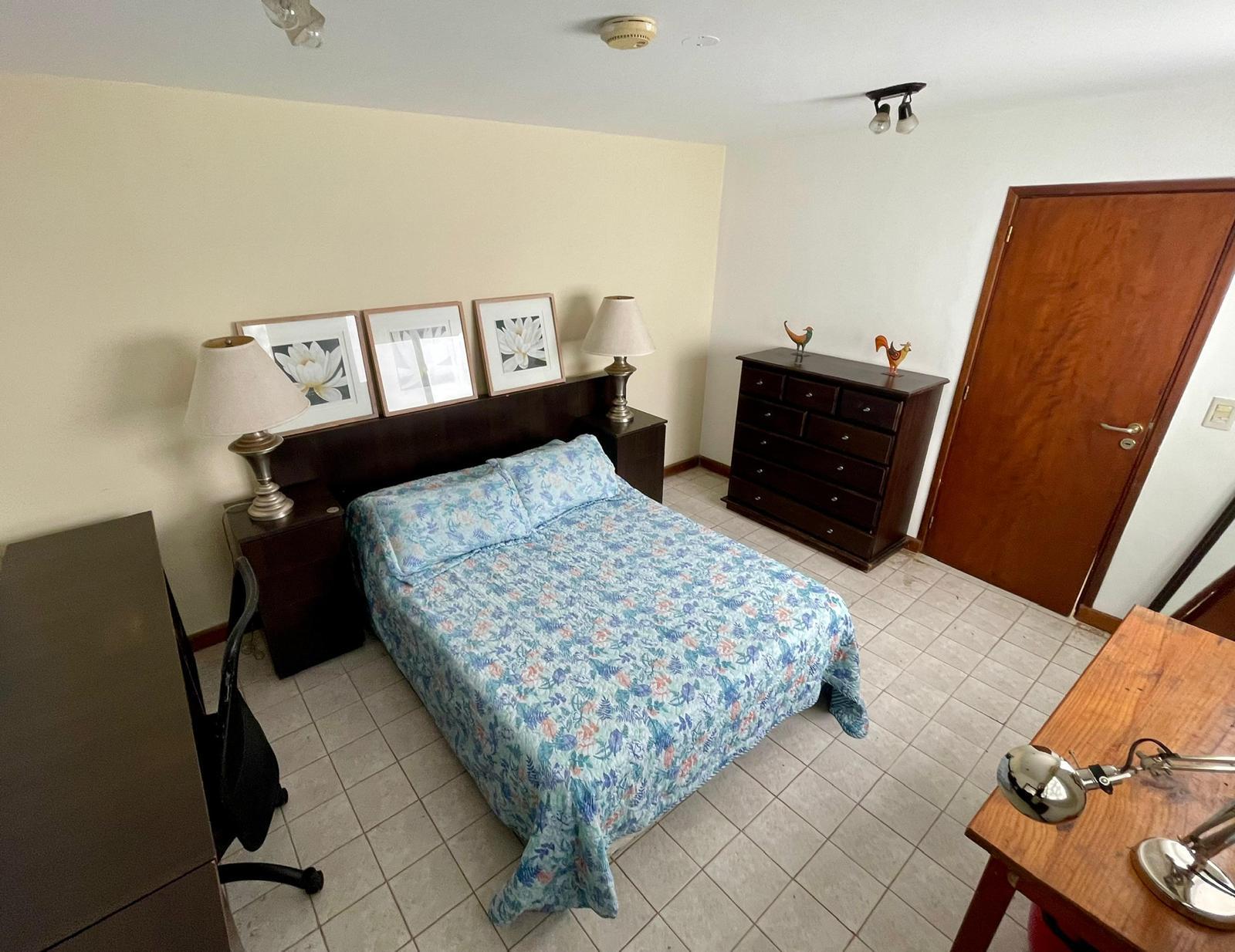 Dormitorio con cómoda