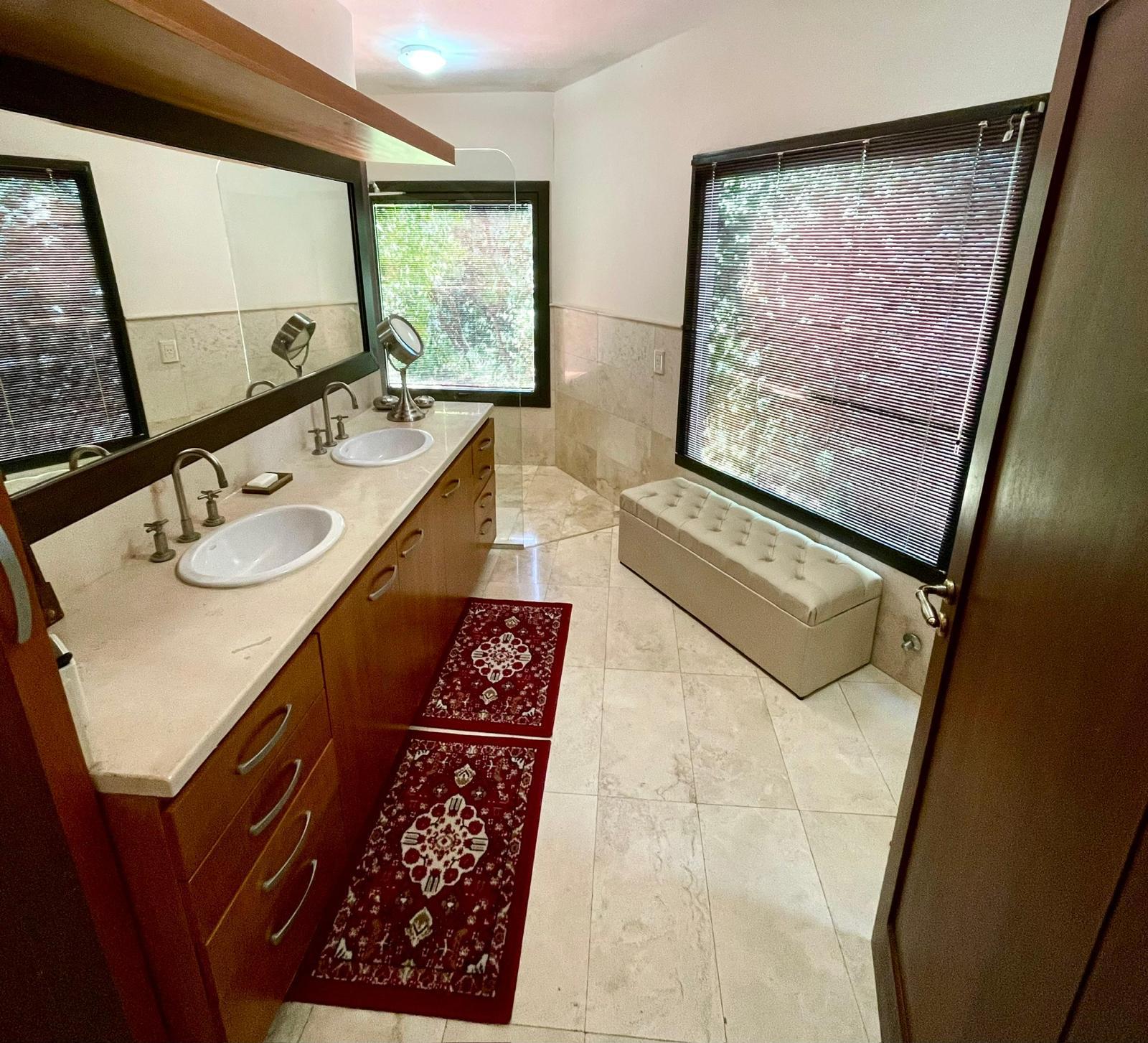 Baño en suite con doble vanitory