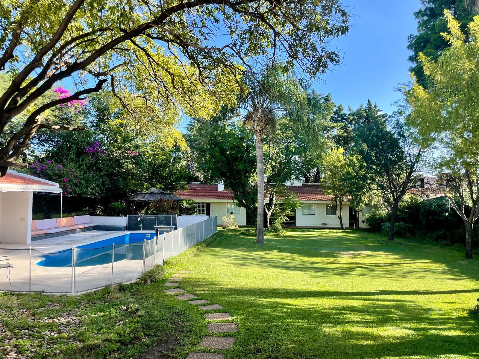 Casa Recta — pileta y parque