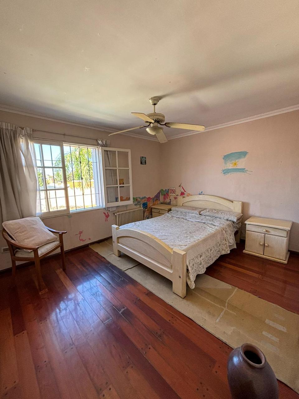Dormitorio con ventilador de techo