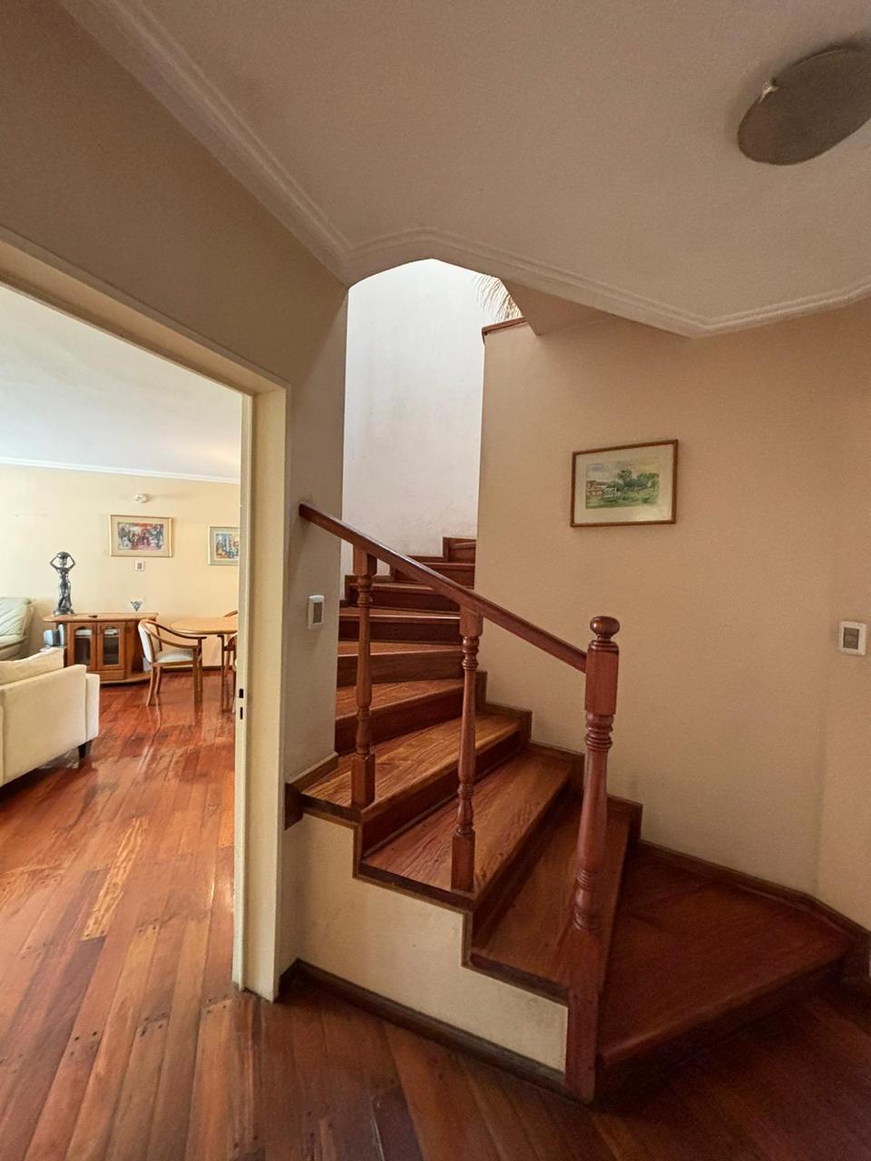 Escalera con vista al living