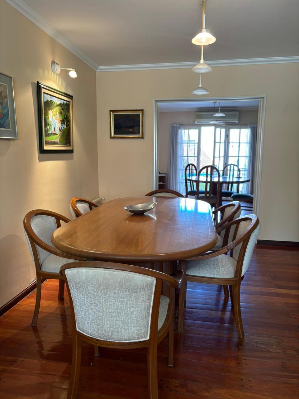 Comedor formal con vista al comedor diario