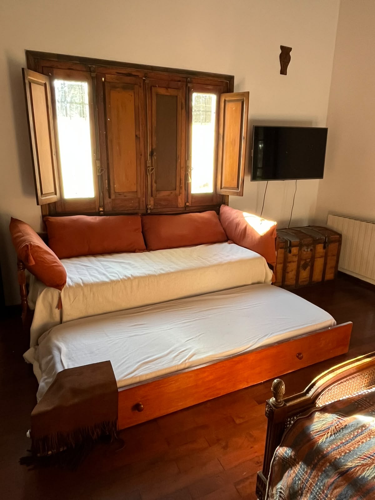 Dormitorio con sofá cama