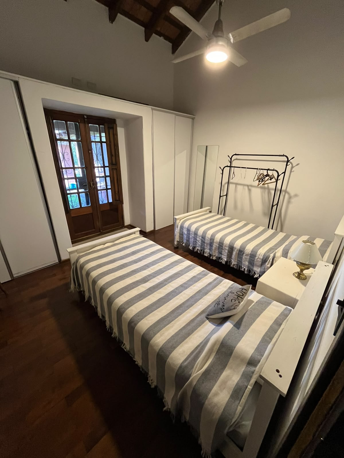 Dormitorio con dos camas