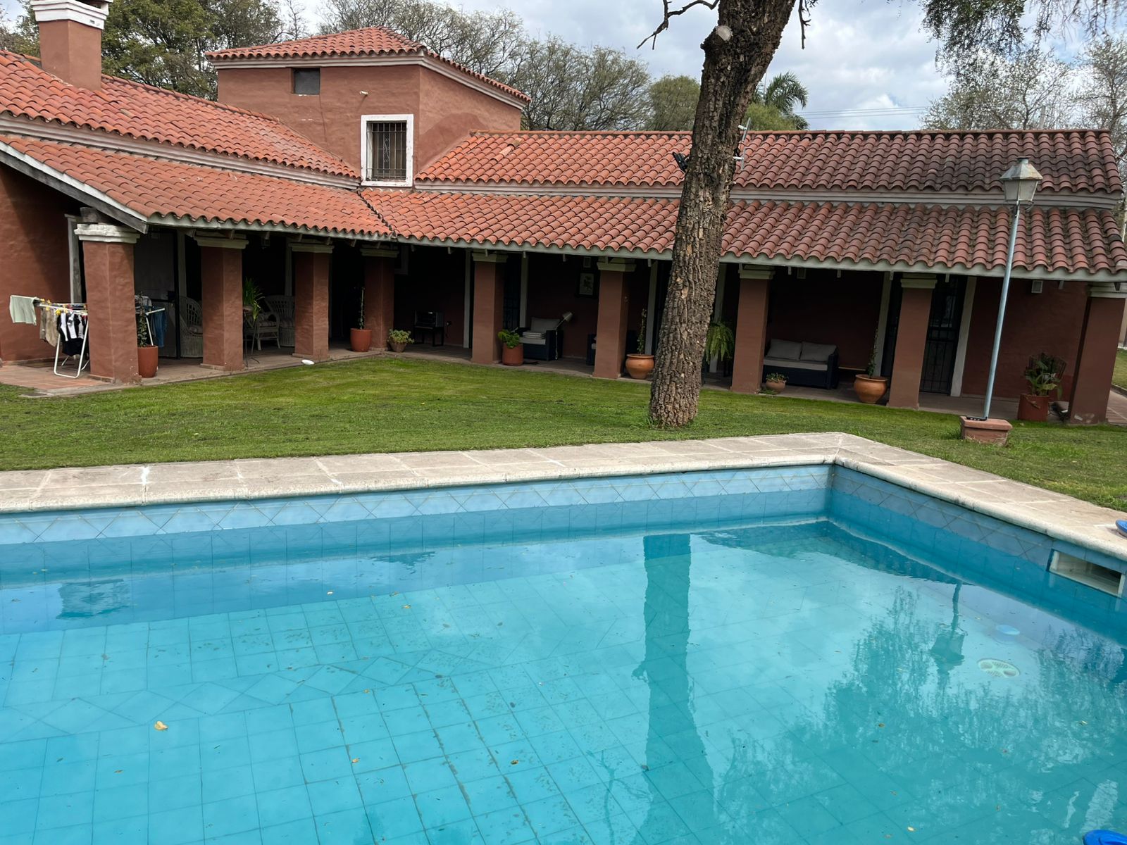 Pileta y galería de la casa