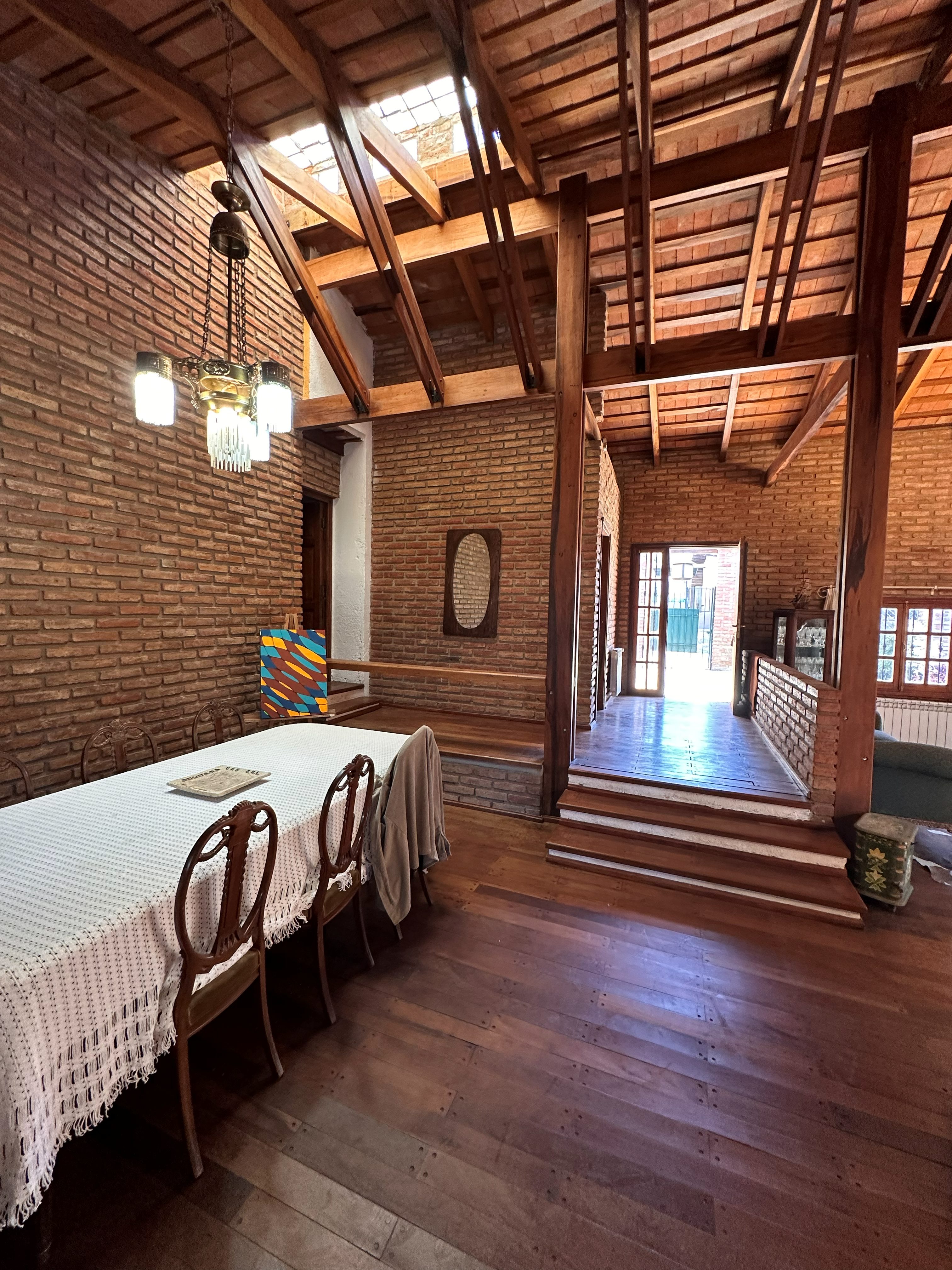 Comedor con techos altos de madera