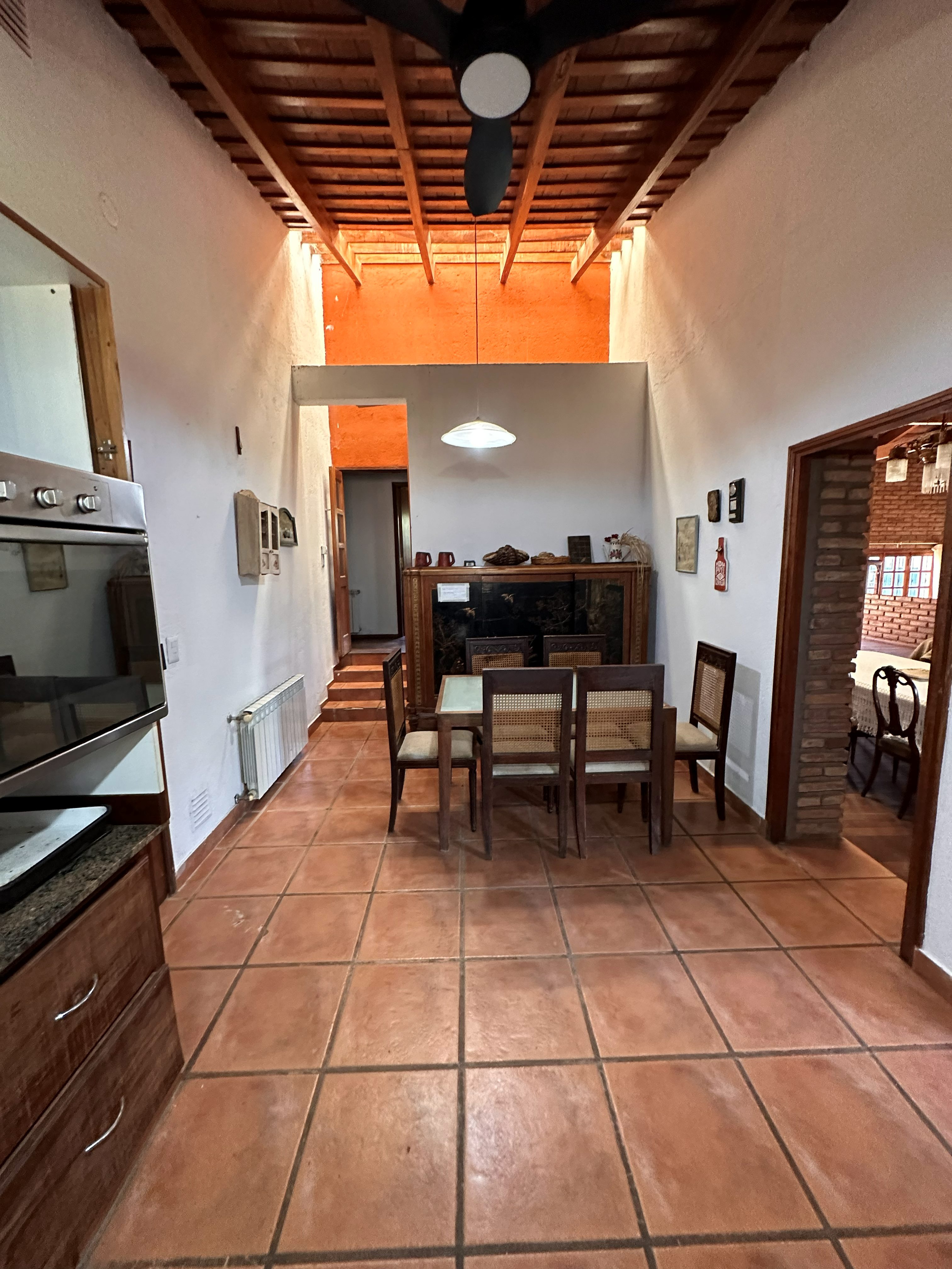 Comedor diario junto a la cocina