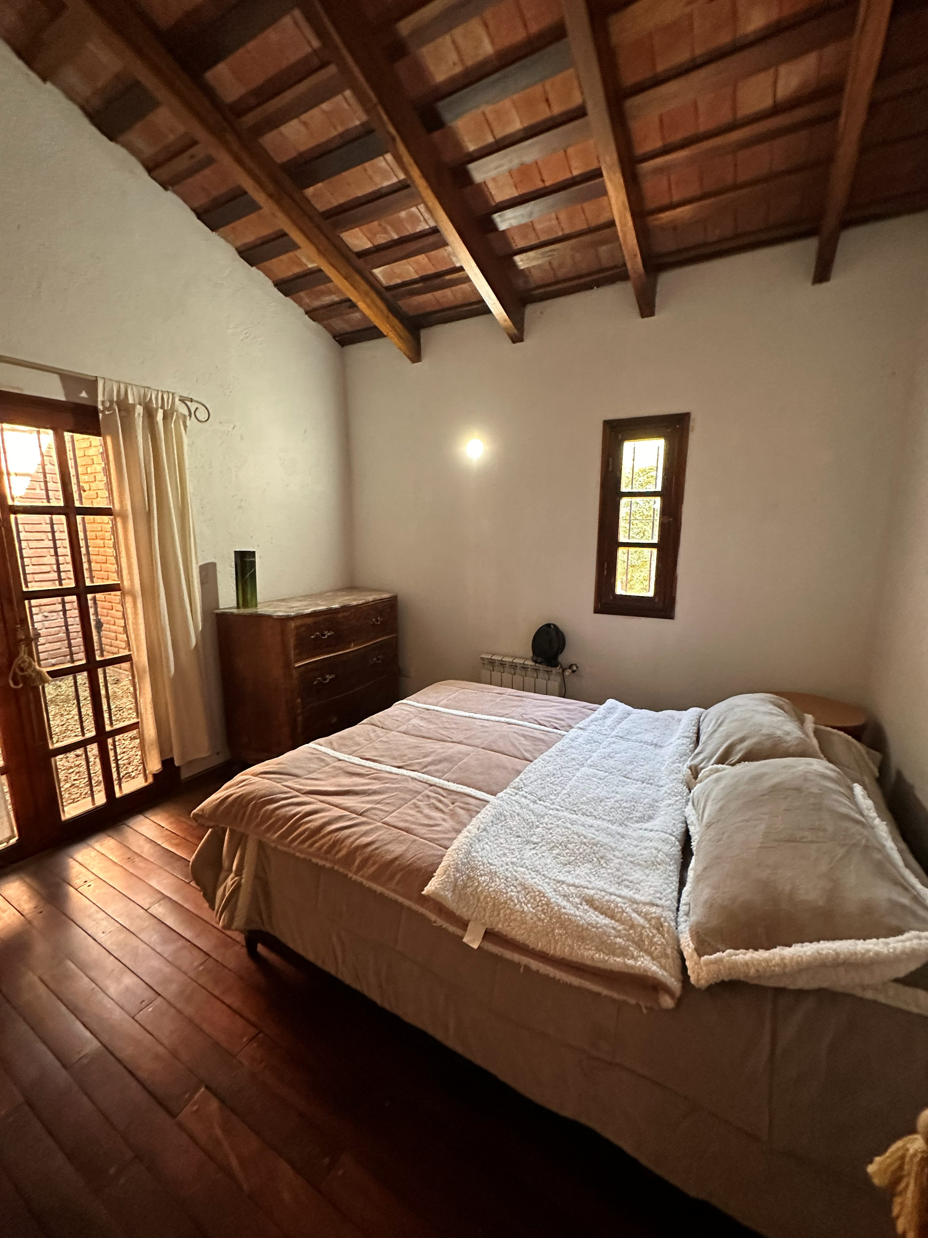 Dormitorio con salida al jardín