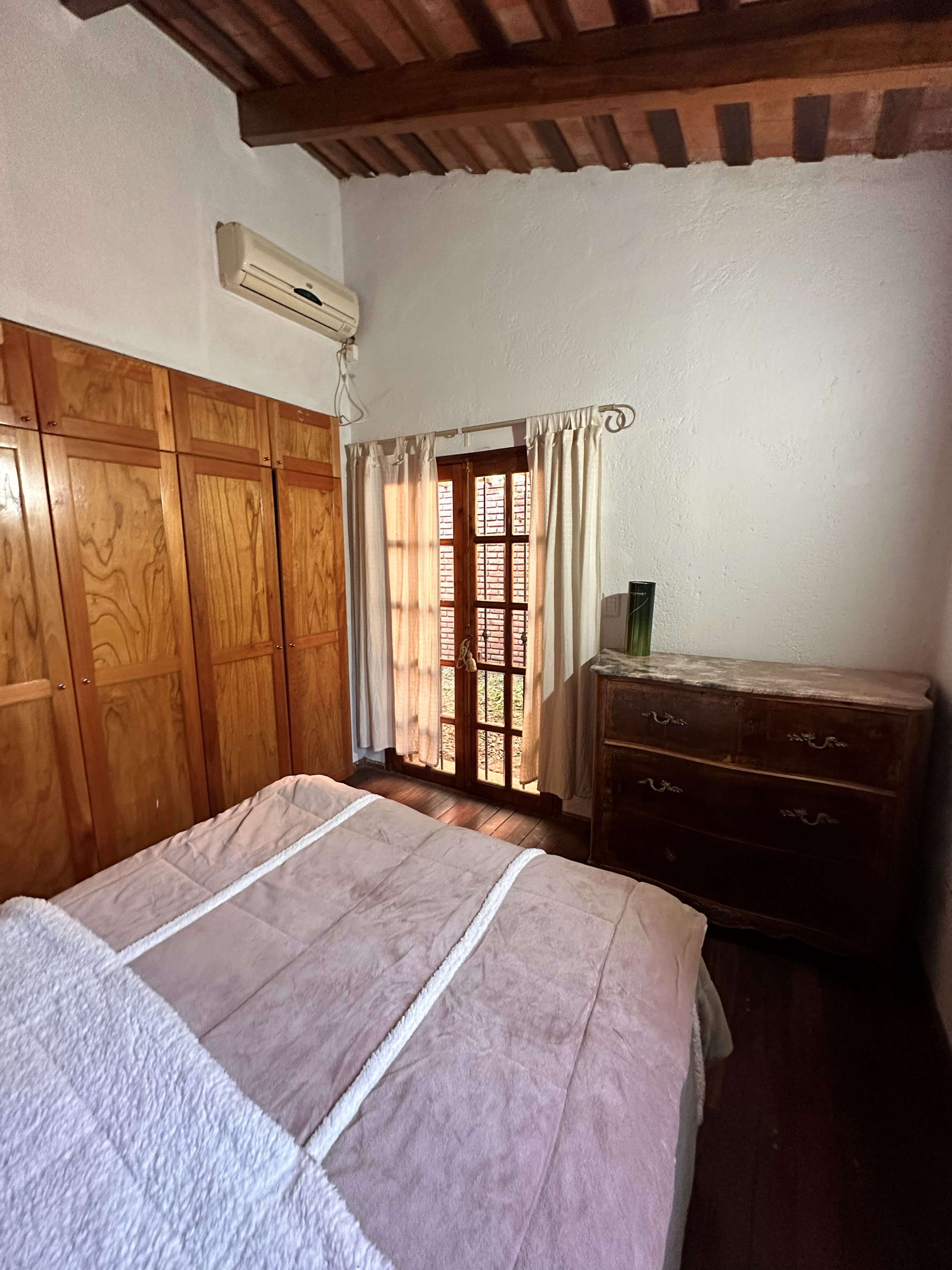 Dormitorio con aire acondicionado y placard