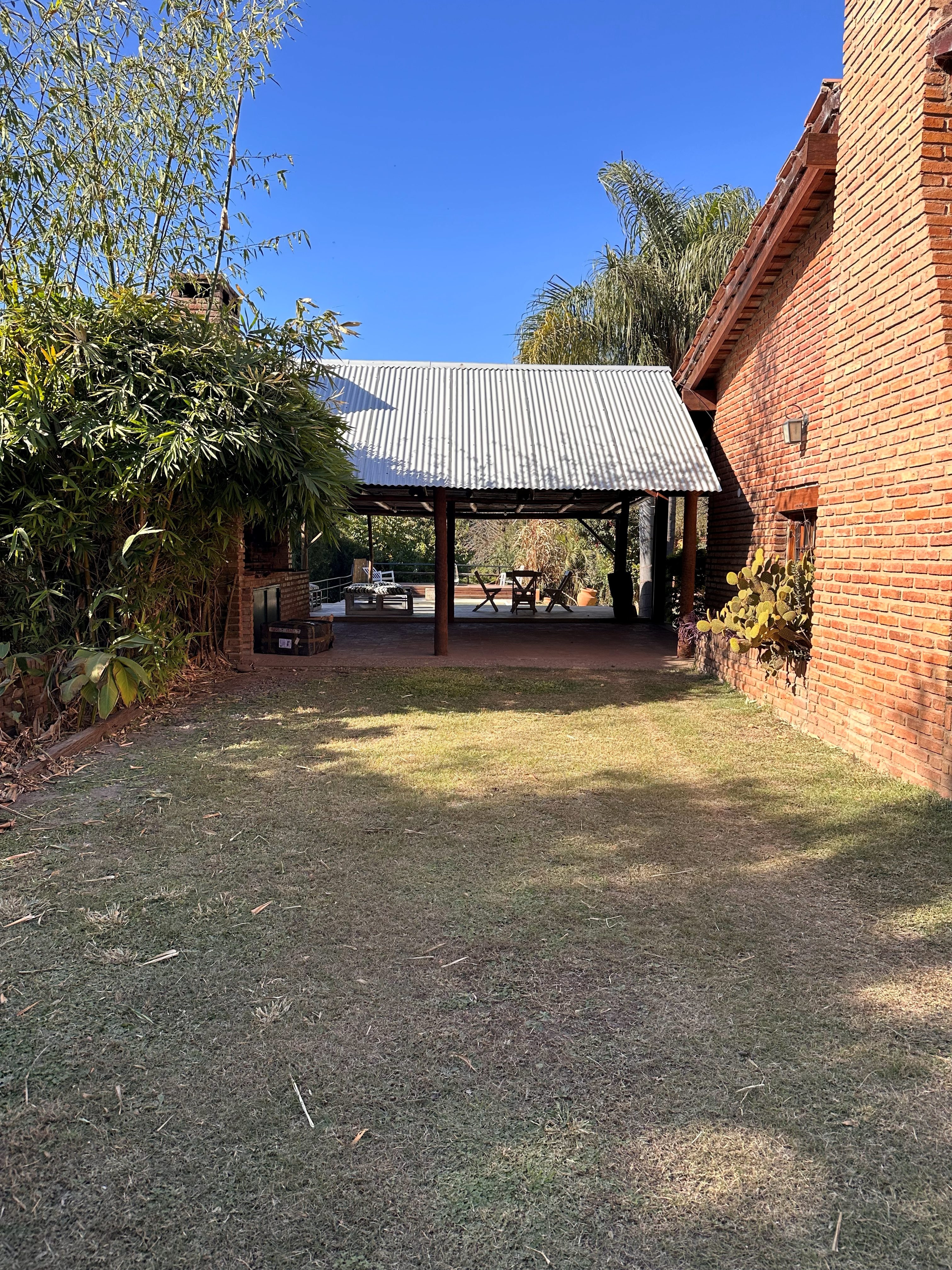 Jardín hacia el quincho