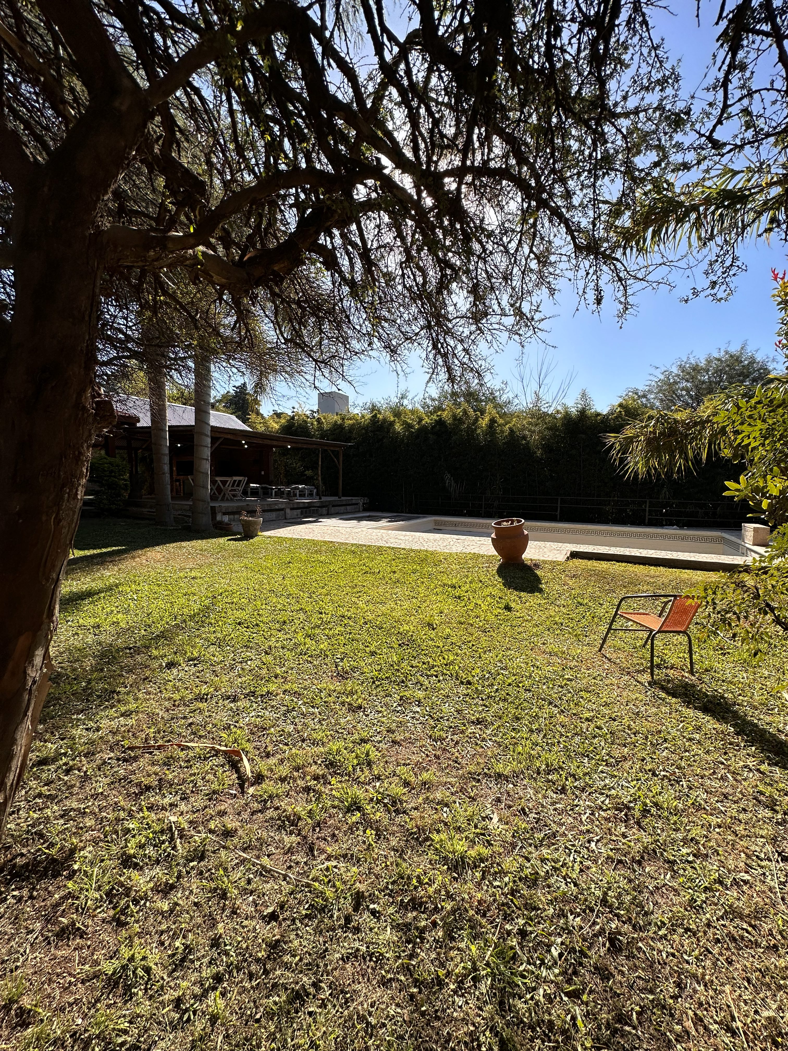 Casa Warcalde — jardín, piscina y quincho