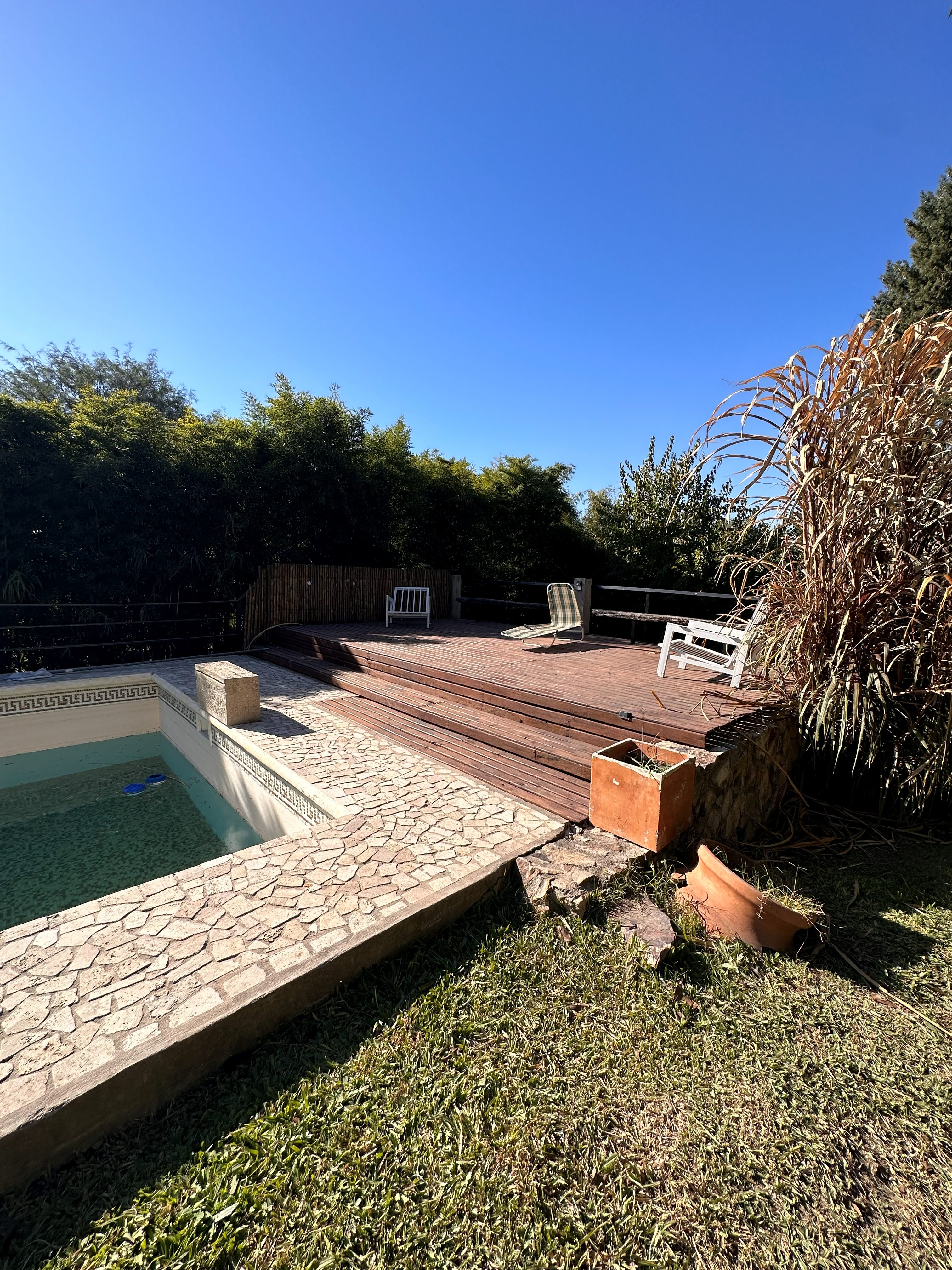 Deck de madera junto a la piscina