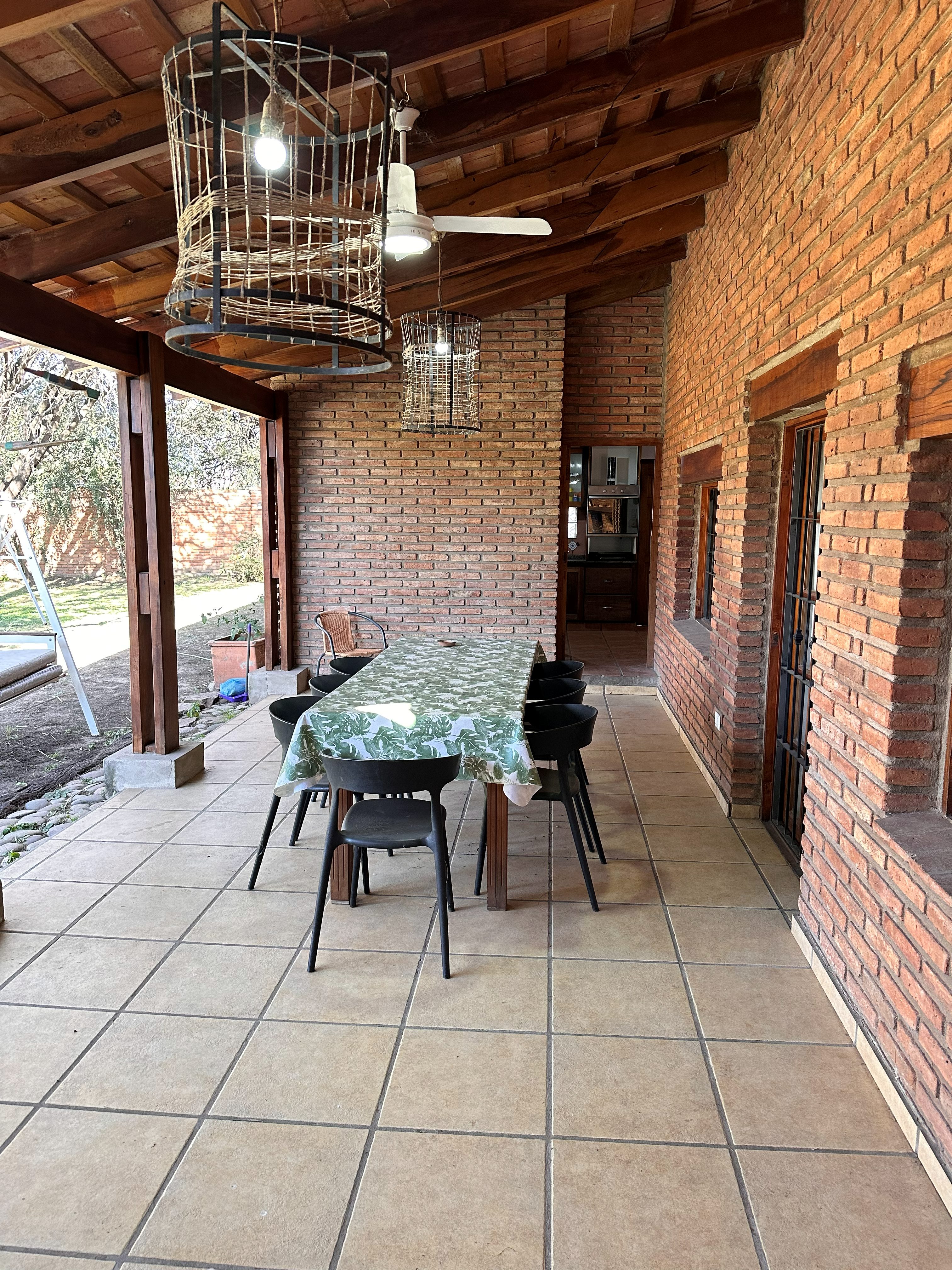 Galería techada con mesa larga